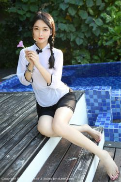 美女没有穿 任何衣服的图片